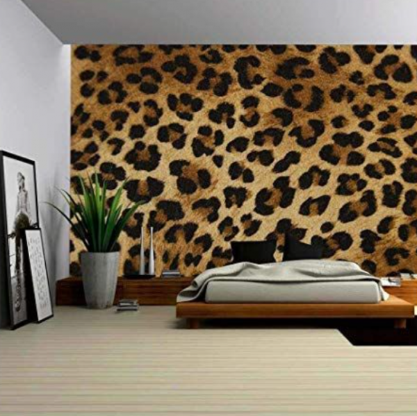 Dinding kamar dengan wallpaper motif hewan